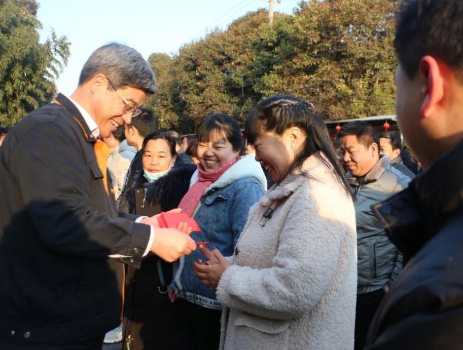 新鄉(xiāng)長城機(jī)械領(lǐng)導(dǎo)為員工發(fā)開工紅包