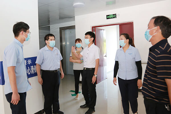 新鄉(xiāng)長城員工向孟莊鎮(zhèn)敬老院捐款