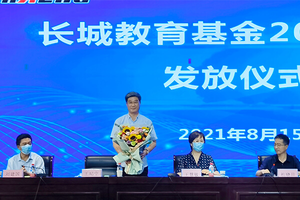 董事長和王慧敏書記分別為獲獎(jiǎng)師生頒獎(jiǎng)