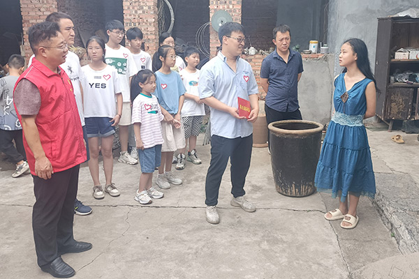 新鄉(xiāng)長城集團愛心家庭攜手輝縣義工“愛心助學，點亮希望”