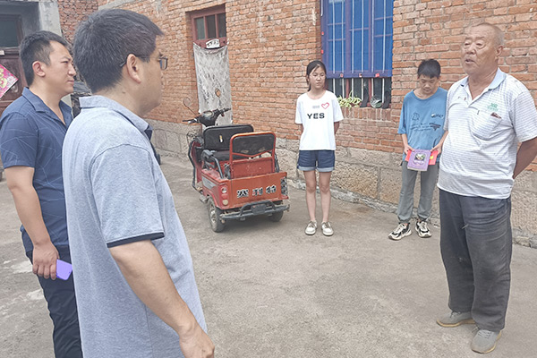 新鄉(xiāng)長城集團愛心家庭攜手輝縣義工“愛心助學，點亮希望”