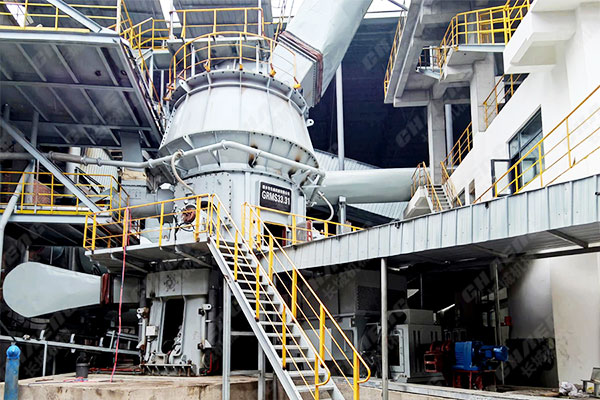 云南年產(chǎn)30萬(wàn)噸礦粉線(xiàn)項(xiàng)目安裝調(diào)試現(xiàn)場(chǎng)